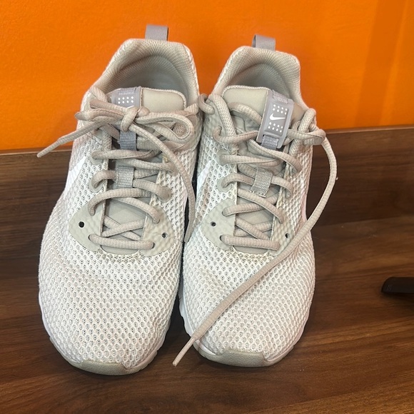 NWOT Nike Light Beige and White Mesh Sneakers size 7 - Picture 2 of 7